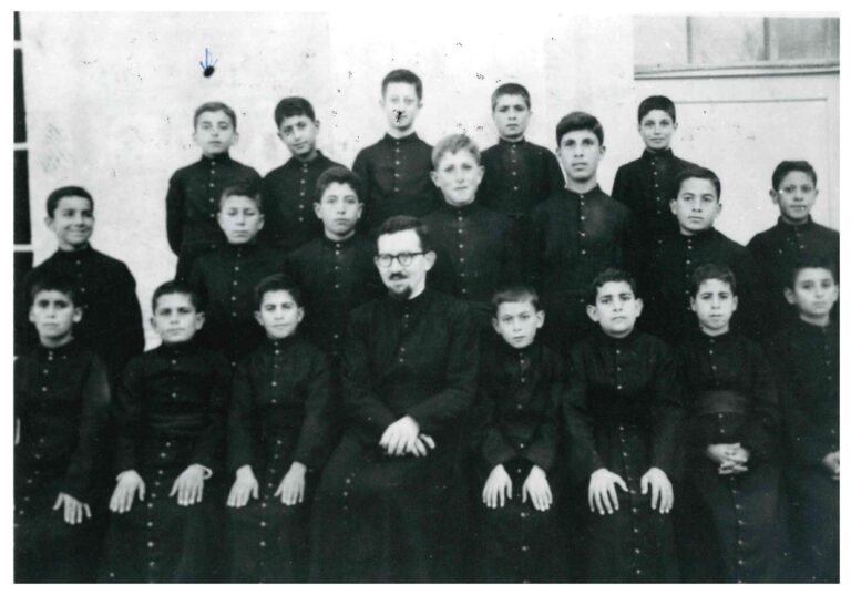 من أعلى اليسار السهم يشير إلى الإكليريكي انطون بطرس نعمة وزملائه مع الأب صماما عام 1953.